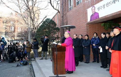 “사랑합니다, 추기경님!”



염수정 추기경이 13일 추기경 임명 축하식에서 인사말을 하고 있다. 이날 행사에서는 “사랑합니다. 추기경님!”이라는 외침이 나오기도 했다. 변영욱 기자 cut@donga.com