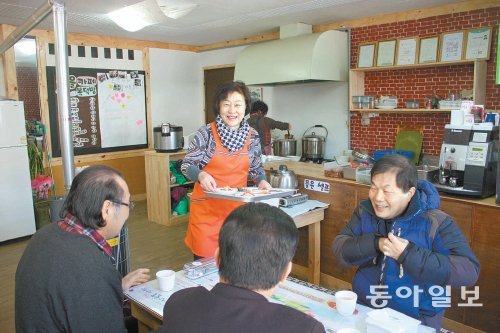 14일 강원 춘천시 효자골 밥집에서 자원봉사자 김옥련 씨가 손님들에게 음식을 나르고 있다. 효자골 밥집은 평일 오전 11시부터 3시간 동안만 영업을 한다. 이인모 기자 imlee@donga.com