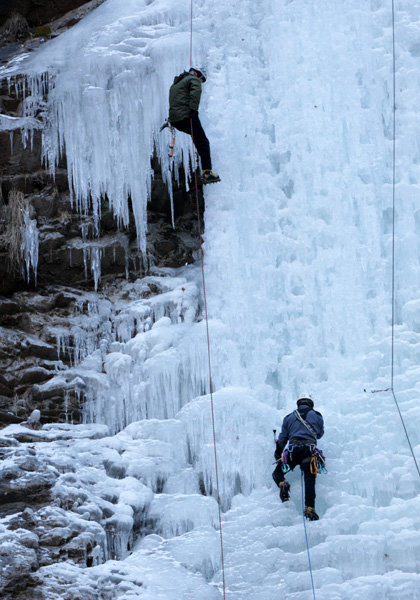 겨울스포츠의 ‘꽃’이라고 불리는 빙벽등반에 대한 인기가 높아가고 있다. 정복에 대한 성취감이 크고 운동량이 많은 빙벽등반은 기본적인 기술과 장비만 갖추면 누구나 도전해 볼 수 있는 익스트림 스포츠다. 강원도 춘천시 남산면의 구곡폭포를 오르는 빙벽등반 동호인들. 스포츠동아DB