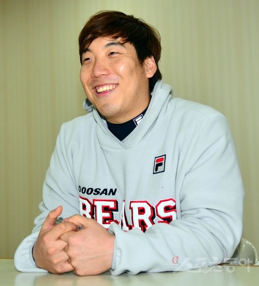 ‘타격기계’로 통하는 두산 간판타자 김현수는 9일 잠실구장에서 열린 구단 시무식에 앞서 “3할에 대한 미련이 나를 망친 것 같다”고 털어놓으며 한 단계 더 도약하는 2014시즌을 다짐했다. 잠실｜박화용 기자 inphoto@donga.com 트위터 @seven7sola