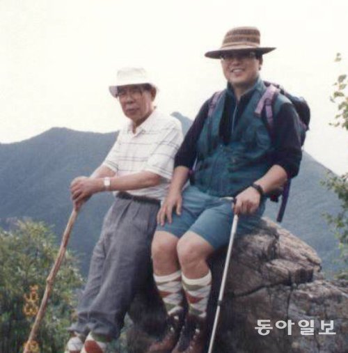 1993년 당시 서울대교구장이던 김수환 추기경(왼쪽)과 교구 사무처장이던 염수정 추기경이 등산 중 휴식을 취하고 있다. 두 추기경은 1992년부터 7년간 같은 교구에서 지냈다.