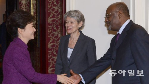 지난해 11월 프랑스를 방문한 박근혜 대통령(왼쪽)과 인사하고 있는 이리나 보코바 유네스코 사무총장(가운데). 오른쪽은 마이클 밀워드 사무차장. 동아일보DB