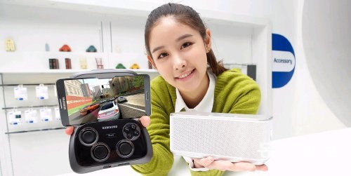 삼성전자 모델이 15일 서울 강남구 삼성동 갤럭시존에서 스마트폰과 태블릿 등에 연결해 콘솔 게임처럼 즐길 수 있는 ‘삼성 게임 패드’ 등 모바일 액세서리 신제품들을 선보이고 있다. 삼성전자 제공