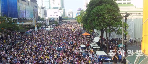 지난해 말 태국 방콕의 중심 거리에 반정부 시위대가 모여들어 거리를 뒤덮고 있는 모습. 반정부 시위에 맞서 친정부 시위대까지 최근 조직적으로 행동하기 시작하면서 태국의 관광 산업 등 경제 산업에도 먹구름이 드리워지고 있다. KTB투자증권 제공