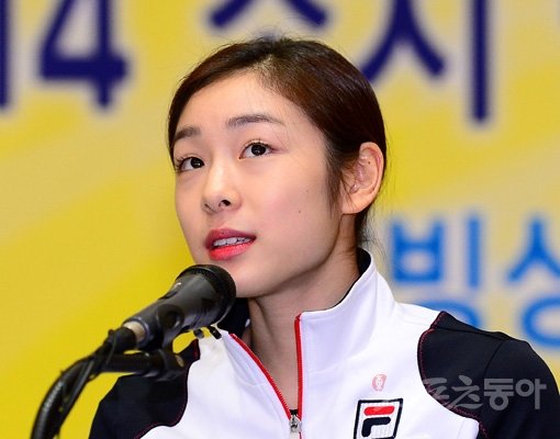 ‘피겨 여왕’ 김연아가 15일 서울 태릉국제스케이트장에서 열린 기자회견에서 2014소치동계올림픽 이후의 인생설계에 대한 질문을 받고 잠시 허공을 바라보며 생각에 잠겨있다. 태릉선추촌｜김종원 기자 won@donga.com 트위터 @beanjjun