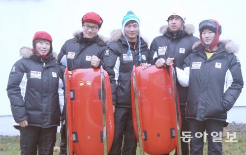 2014 소치 겨울올림픽에 출전하는 한국 루지 대표팀이 썰매와 함께 카메라 앞에서 선전을 다짐하고 있다. 왼쪽부터 최은주 조정명 김동현 박진용 성은령. 대한루지경기연맹 제공
