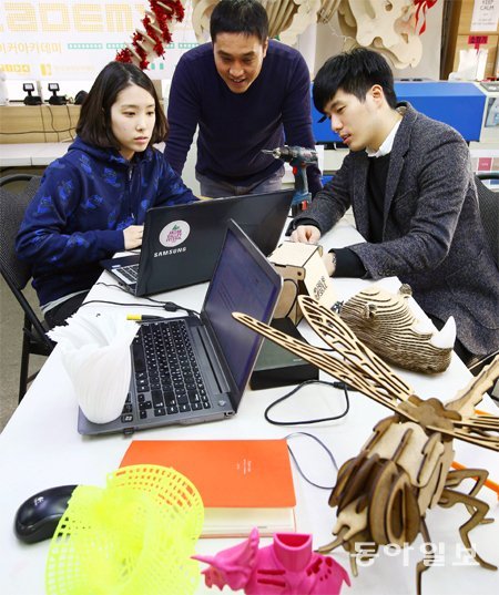 서울 종로구 세운상가에 있는 제조자 운동단체 ‘팹랩서울’. 회원들이 컴퓨터로 디자인한 시제품을 3D프린터와 레이저 커터 등을 이용해 제작해볼 수 있는 ‘도심 속 공장’이다. 전영한 기자 scoopjyh@donga.com