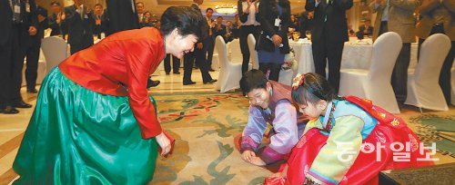 인도 동포간담회 세배… “한국학교 설립 지원하겠다”



인도를 국빈 방문한 박근혜 대통령이 15일 뉴델리의 한 호텔에서 열린 동포간담회에서 어린이들의 세배를 받으며 활짝 웃고 있다. 박 대통령은 18일까지 인도 방문 일정을 소화한다. 뉴델리=신원건 기자 laputa@donga.com