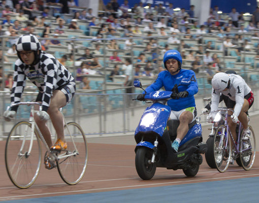 2013년 7월 열린 오토바이와 자전거의 대결. 당시 오토바이가 역전승을 했는데, 경륜본부는 2014년 첫 대상경주를 기념해 리턴매치를 마련했다. 사진제공｜국민체육진흥공단