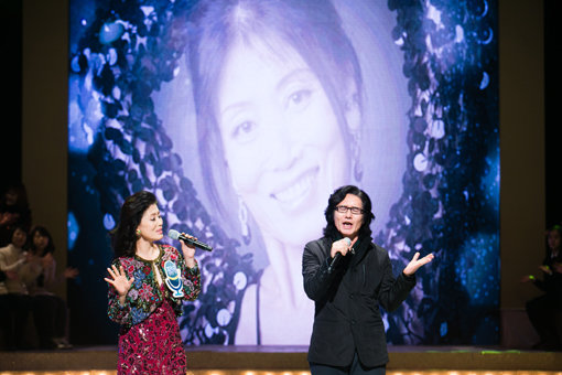 정훈희(왼쪽)·김태화 부부가 ‘스타 패밀리 송’에서 하모니를 이루고 있다. 사진제공｜채널A