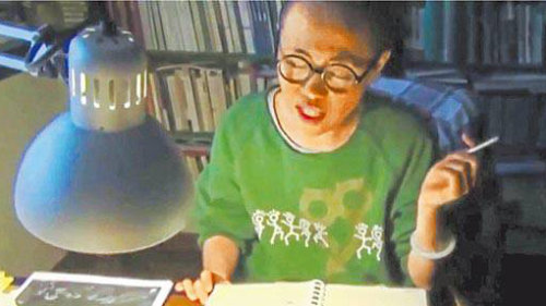 14일 미국 뉴욕에서 열린 시 낭송회에서 노벨 평화상 수상자인 류샤오보의 부인 류샤 씨가 사전 제작된 동영상을 통해 자작시를 낭송하고 있다. 사진 출처 홍콩 핑궈일보