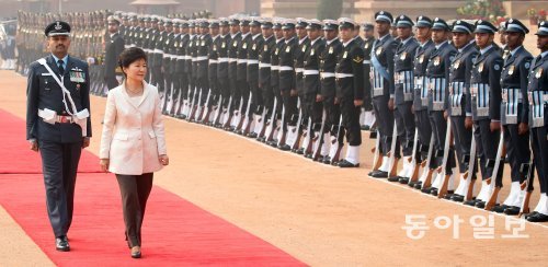 대통령궁 광장에서 의장대 사열 인도를 국빈 방문 중인 박근혜 대통령이 16일 만모한 싱 총리와의 한-인도 정상회담에 앞서 대통령궁 광장에서 의장대를 사열하고 있다. 뉴델리=신원건 기자 laputa@donga.com