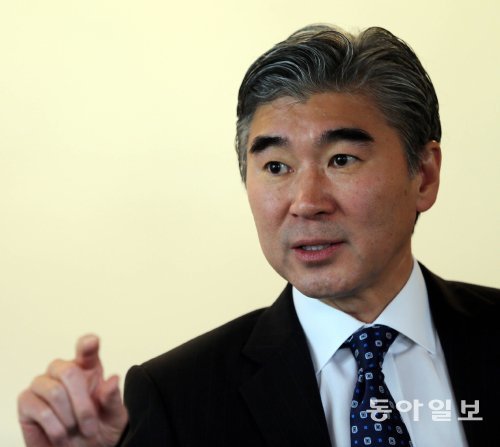 성 김 주한 미국대사는 지난 2년간의 재임 기간을 평가해 달라는 취재진의 질문에 “129년 만의 첫 한국계 미국대사로 행복한 시간을 보냈고 다행히 재임 기간 중 한미관계가 더 튼튼해진 것 같다”고 말했다. 김 대사는 “환갑을 지낸 한미동맹의 또 다른 60년을 위해 힘을 보태고 싶다”고도 했다. 김경제 기자 kjk5873@donga.com