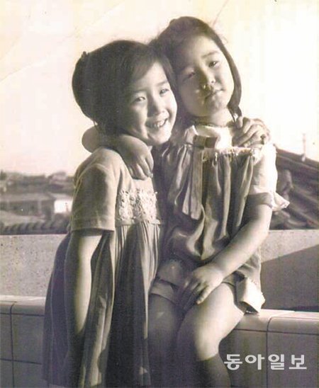 ‘꼬마 숙녀’ 시절 나경원 회장(왼쪽)과 두 살 아래 동생.
나경원 회장 제공