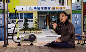 부산 동구 좌천동 한 경로당 앞 정자에서 ‘부림사건’ 당시 경험에 대해 얘기하고 있는 박욱영 씨.
