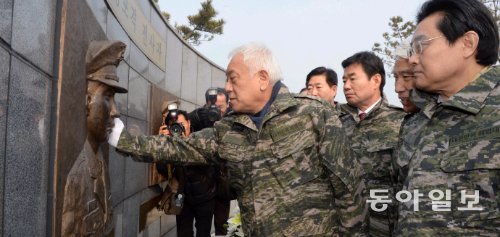 故 서정우 하사 부조상 어루만지는 金대표



민주당 김한길 대표가 17일 인천 옹진군 연평도 평화공원을 찾아 연평도 포격으로 전사한 서정우 하사 부조상을 어루만지고 있다. 전병헌 원내대표(오른쪽) 등 주요 당직자들이 동행했다. 연평도=국회사진기자단