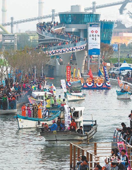 경북 포항시가 올해 세계적인 해양관광도시로 발돋움하기 위해 투자 유치에 나선다. 지난해 11월 새 명소로 기대를 모으는 포항운하에서 통수 행사가 열리고 있다. 포항시 제공