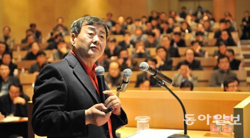 김준기 동부그룹 회장이 17일 경기 광주시 곤지암읍 동부그룹 인재개발원에서 임원 대상 특강을 갖고 내부 역량 강화를 주문했다. 동부그룹 제공