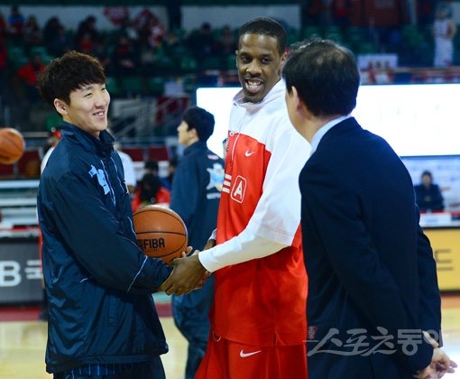 SK 애런 헤인즈(오른쪽)가 19일 잠실학생체육관에서 열린 ‘2013∼2014 KB국민카드 프로농구’ 전주 KCC전에 앞서 자신이 경기 도중 왼쪽 팔꿈치로 옆구리를 가격해 부상을 입힌 김민구(왼쪽)에게 다가가 사과하고 있다. 잠실｜김종원 기자 won@donga.com 트위터 @beanjjun