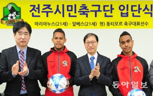 영화 ‘맨발의 꿈’에 출연했던 동티모르 축구선수들이 18일 전주시민축구단 입단식을 가졌다. 왼쪽부터 한평희 구단주, 알베스, 김성주 민주당 의원(전주 덕진), 마리아누스. 전주시민축구단 제공