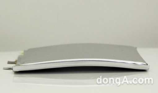 LG전자는 G플렉스 몸체에 맞춰 휘어진 내장형 배터리를 채용했다. LG전자 제공