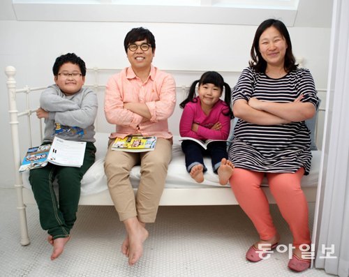 정은표 씨 가족(왼쪽부터 정지웅, 정은표, 정하은, 김하얀)은 아이들이 책을 쉽게 접할 수 있도록 거실을 자유로운 분위기의 ‘도서관’으로 꾸몄다.