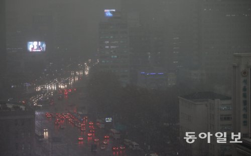 황사 산성눈이 20일 오후 서울 시청 주변에 내리고 있다. 차량들이 대낮임에도 전조등을 켠 채 운행하고 있다. 전기 안내판과 광고 간판만이 보일 정도로 시야가 어둡다. 동아일보