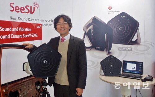 에스엠인스트루먼트 연구실에서 김영기 대표가 세계 최초로 선보인 휴대용 음향카메라를 소개하며 포즈를 취했다. 이 제품은 삼각대를 설치할 수 없는 좁은 공간에서도 사용할 수 있다. 에스엠인스트루먼트 제공