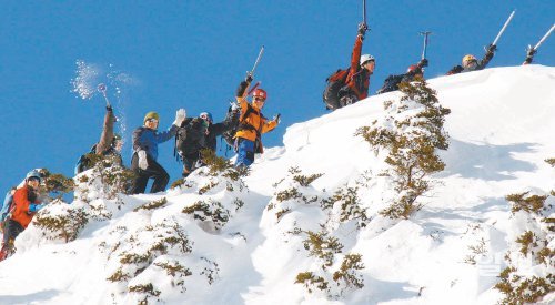 한라산 장구목 능선에서 동계 산악훈련을 하고 있는 산악인들. 혹한의 날씨와 눈보라 등으로 히말라야 기후조건과 비슷해 해외 등반을 계획하는 산악인들의 필수 훈련코스로 꼽힌다. 임재영 기자 jy788@donga.com
