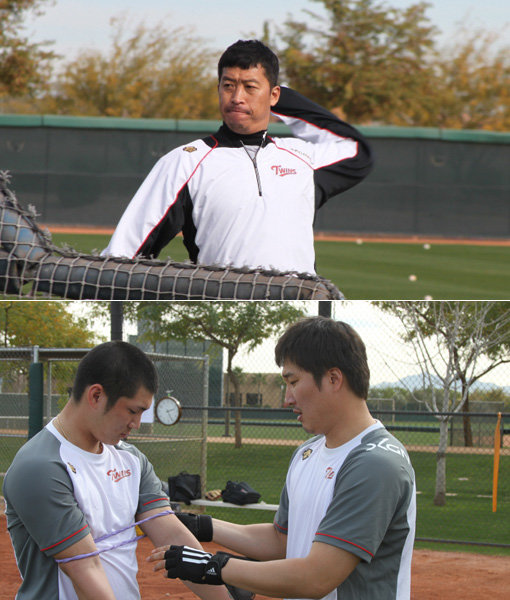 LG 고참 선수들이 후배들의 훈련을 돕기 위해 휴식을 마다하고 그라운드로 나섰다. 이병규(9번)가 후배들에게 배팅볼을 던져주고 있다.(위 사진) 이진영(오른쪽)이 오지환에게 타격에 대해 조언하고 있다. 사진제공｜LG 트윈스