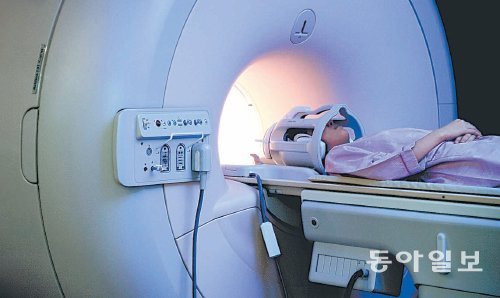 자기공명영상(MRI) 검사는 과잉 진료 논란의 가운데 있는 항목 중 하나다. 질병 종류나 중증도에 따라 건강보험 적용 여부가 결정된다. 한 대학병원에서 대사증후군 환자가 MRI 검사를 받고 있다.