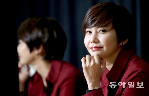 추상미가 돌아왔다. 연극 ‘은밀한 기쁨’에서 세상을 뜬 아버지의 후처를 떠맡는 둘째 딸 역할을 맡았다. 그는 “남편(배우 이석준)은 코미디를 보면 똑같이 흉내내고 모창도 잘하지만 나는 그런 게 전혀 안 된다”며 웃었다. 원대연 기자 yeon72@donga.com