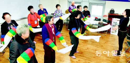 치매 초기 또는 기억력이 떨어지는 노인들에게는 운동이나 예술활동이 증상을 완화하는데 큰 도움이 된다. 경기 고양시 명지병원 ‘백세총명학교’에 참가한 노인들이 전통춤을 배우는 모습이다. 명지병원 제공