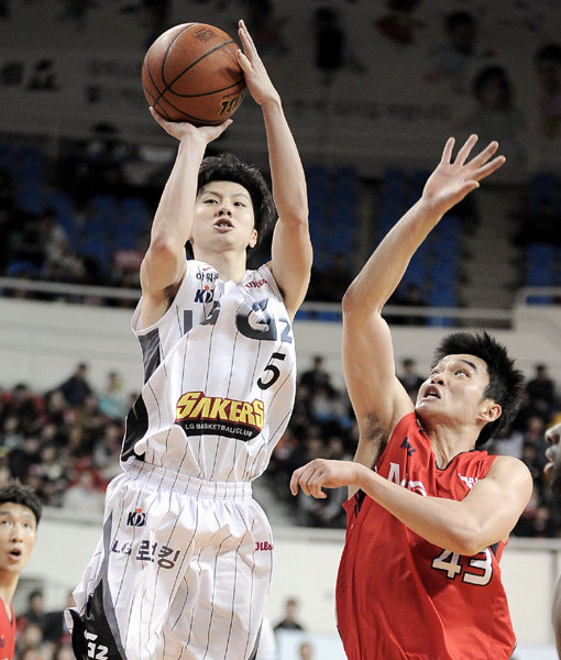 LG 가드 김시래(왼쪽)가 21일 울산 동천체육관에서 열린 모비스와의 원정경기에서 이대성의 수비를 피해 슛을 던지고 있다. 지난 시즌 모비스에 전체 1순위 지명된 신인이었지만, 꽃을 피우지 못하고 LG로 트레이드된 김시래가 친정팀에 비수를 꽂았다. 사진제공｜KBL