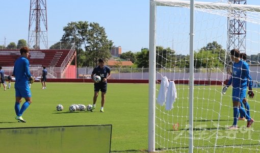 브라질월드컵을 꿈꾸는 이유는 제각기 다르다. 이근호는 2010남아공월드컵 탈락의 아픔을, GK 정성룡은 수성을 노린다. 21일(한국시간) 대표팀의 마지막 현지 적응훈련에서 골키퍼들이 훈련하는 장면. 이구아수(브라질) ｜ 남장현 기자