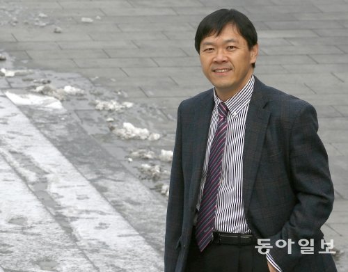 세 번째 시집 ‘슬픔의 뼈대’를 낸 곽효환 시인. 그의 시가 쉼 없이 노래하는 북방은 환대와 조화가 있는 정감의 고향인 동시에 채워지지 않는 결핍과 그리움의 원형을 품은 공간이다. 양회성 기자 yohan@donga.com