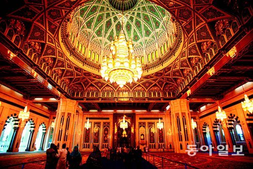 술탄 카부스 그랜드 모스크의 주 기도실. 14m나 되는 대형 샹들리에 아래 바닥의 카페트(가로 70m 세로 60m)는 중국인들이 20개월 동안 짠 한 장짜리다.