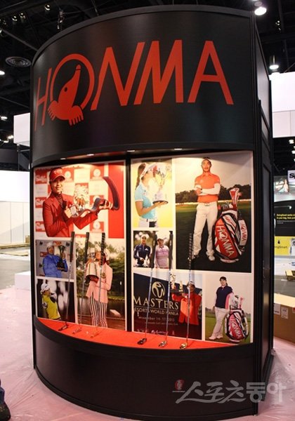 일본 혼마골프는 유소연, 이보미, 양수진, 김하늘, 이승현 등 후원 선수들의 사진을 앞세워 이미지 마케팅을 펼쳤다. 주영로 기자 na1872@donga.com 트위터 @na1872