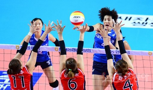 기업은행의 김희진(뒤편 오른쪽)이 22일 열린 V리그 여자부 4라운드 경기에서 인삼공사의 3인 블로킹 벽을 앞두고 스파이크를 때리고 있다. 화성｜김종원 기자