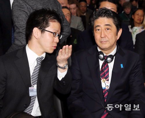아베 신조 일본 총리(오른쪽)가 다보스포럼 전체회의에서 맨 앞자리에 앉아 박근혜 대통령의 연설을 경청하고 있다. 다보스=신원건 기자 laputa@donga.com