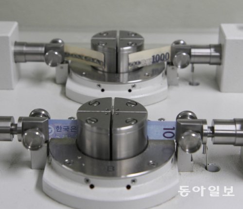 돈이 구김에 견디는 힘인 ‘내절도’는 지폐 조각을 양쪽에서 잡은 뒤 지폐 중앙을 앞뒤로 접었다 펴는 횟수로 표현된다. 1000엔 지폐(뒤)는 내절도가 약 1200번에 그친 반면에 1000원 지폐(앞)는 5700번 이상 접었다 펴도 찢어지지 않았다.