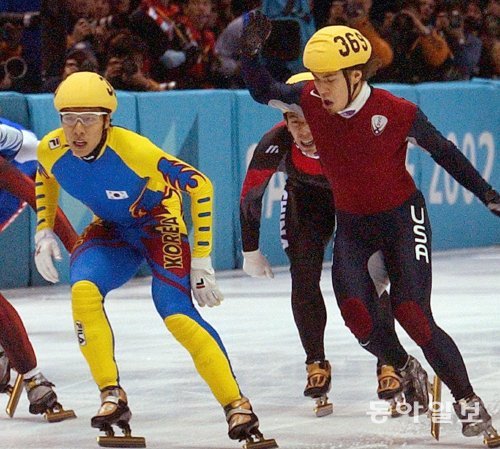 2002 미국 솔트레이크시티 겨울올림픽 때 미국의 안톤 오노(오른쪽)가 김동성을 추월하려다 실패하자 김동성에게 밀린 듯 할리우드 액션을 취하고 있다. 동아일보DB