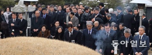 일민(一民) 김상만 선생의 20주기 추모식이 열린 경기 남양주시 화도읍 금남리 고인의 묘소 앞에서 추모객들이 헌화와 분향을 하고 있다. 이날 행사는 고인의 가족과 친지를 비롯해 각계 인사 150여 명이 참석한 가운데 엄수됐다. 남양주=전영한 기자 scoopjyh@donga.com