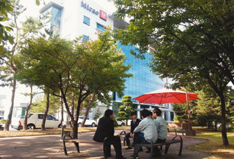 2012년 10월 24일 미래산업 직원들이 충남 천안시 서북구 미래산업 본사 앞 벤치에서 이야기를 나누고 있다. 미래산업은 ‘안철수테마주’에 엮여 한동안 업무 공백 상태에 놓였다가 서서히 평정을 되찾았다.