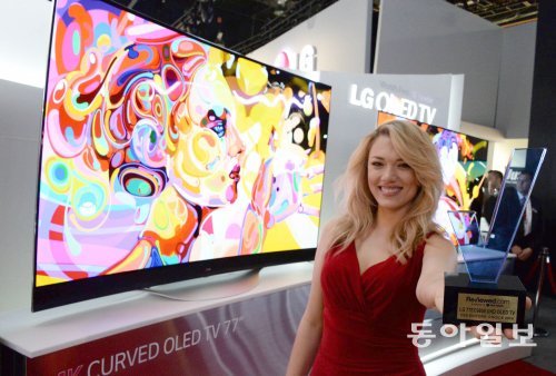 최근 미국 라스베이거스에서 폐막한 CES 2014에서 ‘에디터스 초이스 어워드’를 수상한 LG전자의 77인치 UHD 곡면 OLED TV. LG전자 제공