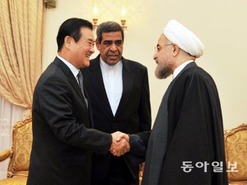 27일 이란 테헤란에서 만나 악수하고 있는 강창희 국회의장(왼쪽)과 하산 로하니 이란 대통령. 국회 제공