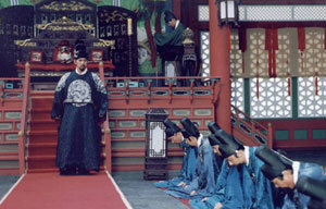 영화 ‘왕의 남자’에서 경복궁 근정전 내부에 연산군이 서 있는 장면.