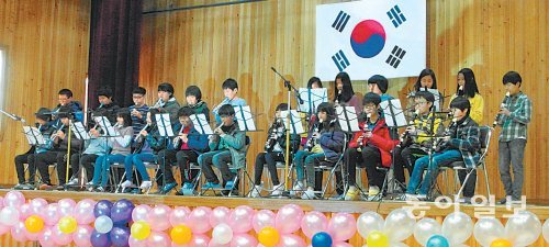 강원 강릉 포남초등학교의 지난해 졸업식에서 재학생들이 졸업생을 위한 축하 연주를 펼치고 있다. 포남초교는 지난해 졸업식부터 공연이 어우러진 이색 졸업식을 열어 좋은반응을 얻고 있다. 포남초등학교 제공