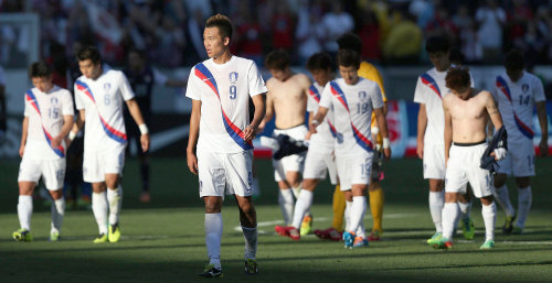 허탈 김신욱(26·울산·9번)을 비롯한 축구 국가대표 선수들이 1일(현지 시간) 미국 캘리포니아 주 카슨 스터브허브센터에서 열린 미국 대표팀과의 평가전에서 패한 뒤 침통한 표정으로 걸어 나오고 있다. 카슨=게티이미지 멀티비츠