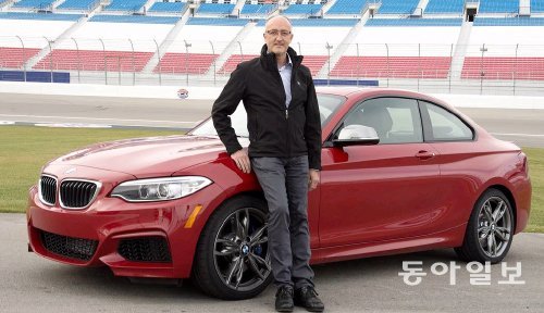 아르민 힐디시 BMW 2시리즈 개발 총괄이 최근 미국 네바다 주 라스베이거스에서 열린 국제 신차 발표회에서 ‘M235i’를 소개하고 있다. BMW코리아 제공